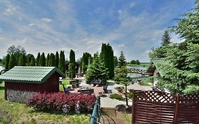 Domek nad stawem